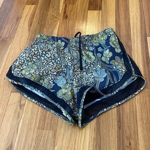 Without Walls Women’s Yellow Floral Printed Athletic Shorts Size M